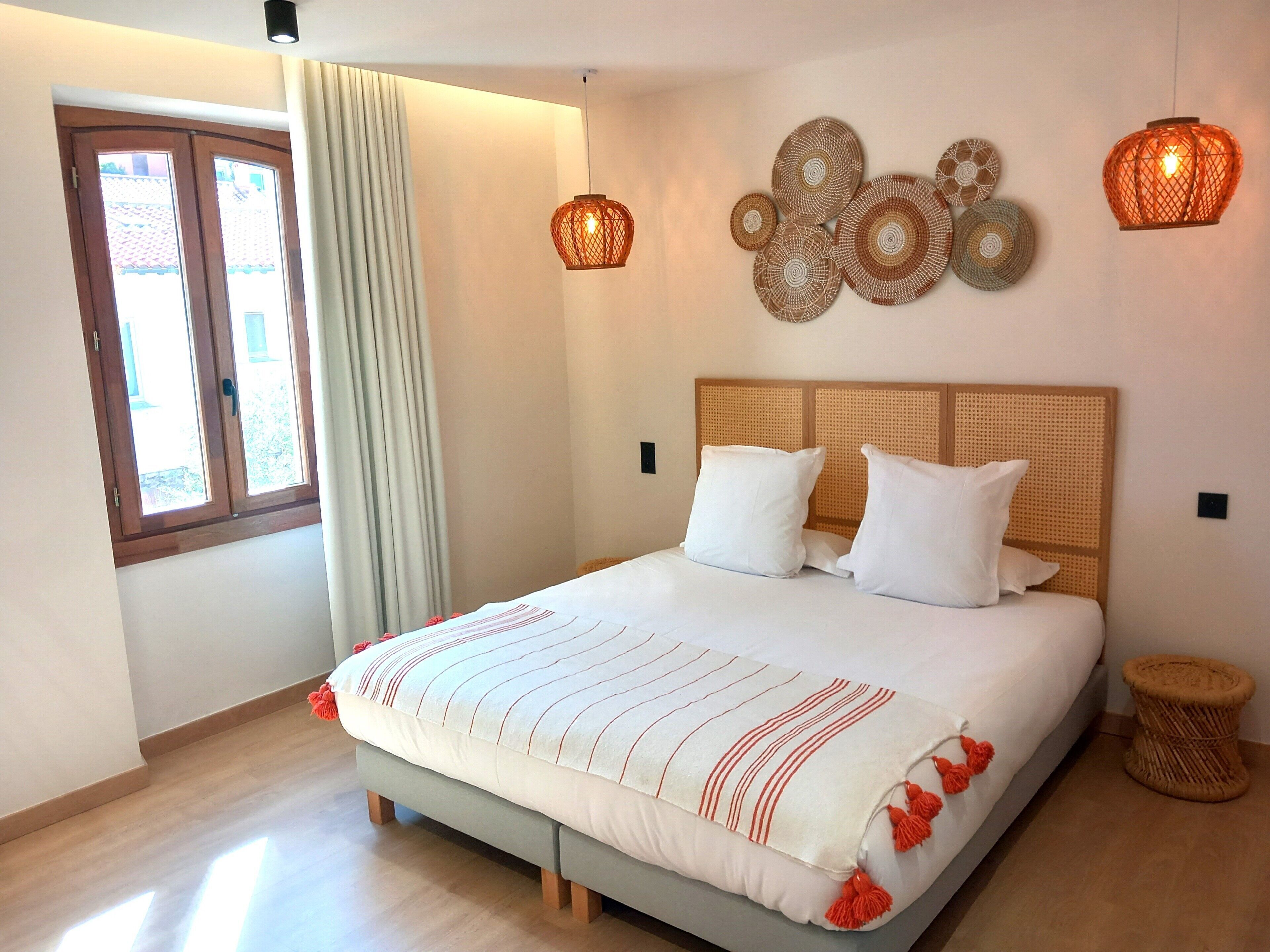 Chambres insonorisées, lit parapluie, Wi-Fi gratuit, draps fournis