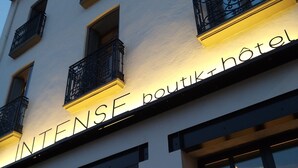A building with a sign reading "INTENSE boutique hotel". - Intense Boutik Hôtel (Port-Vendres)