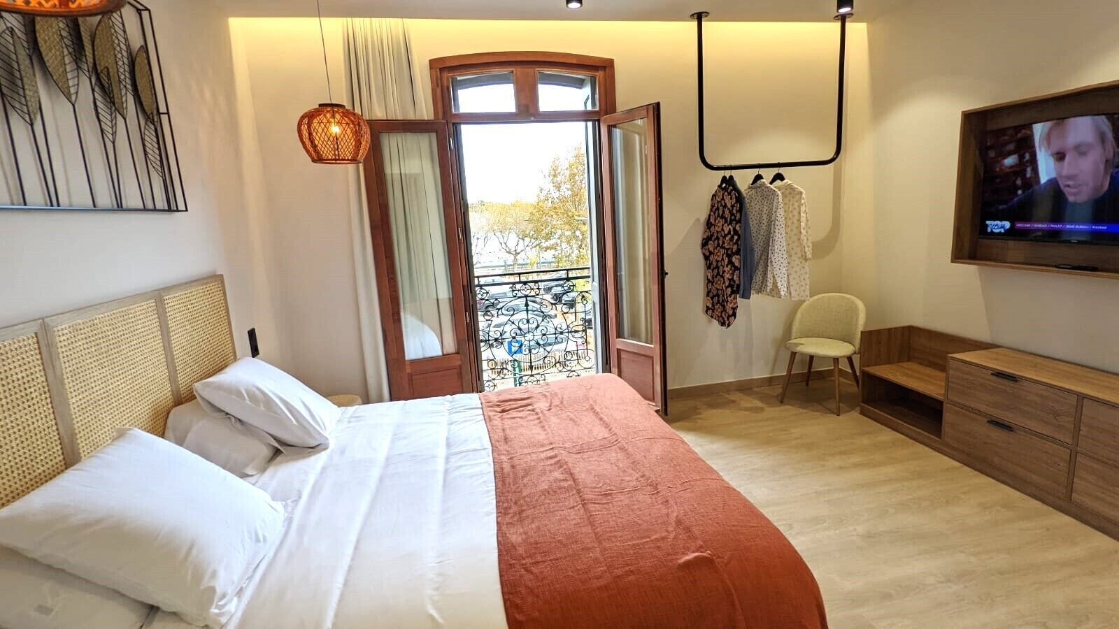 Chambres insonorisées, lit parapluie, Wi-Fi gratuit, draps fournis
