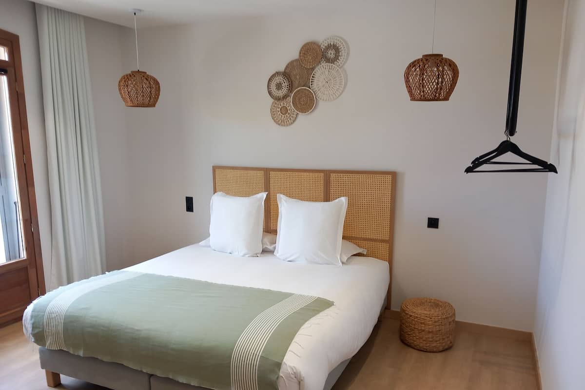 Chambres insonorisées, lit parapluie, Wi-Fi gratuit, draps fournis