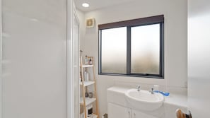 Shower, hair dryer - La Maison Ocean - Mount Maunganui Holiday Home (Mount Maunganui)