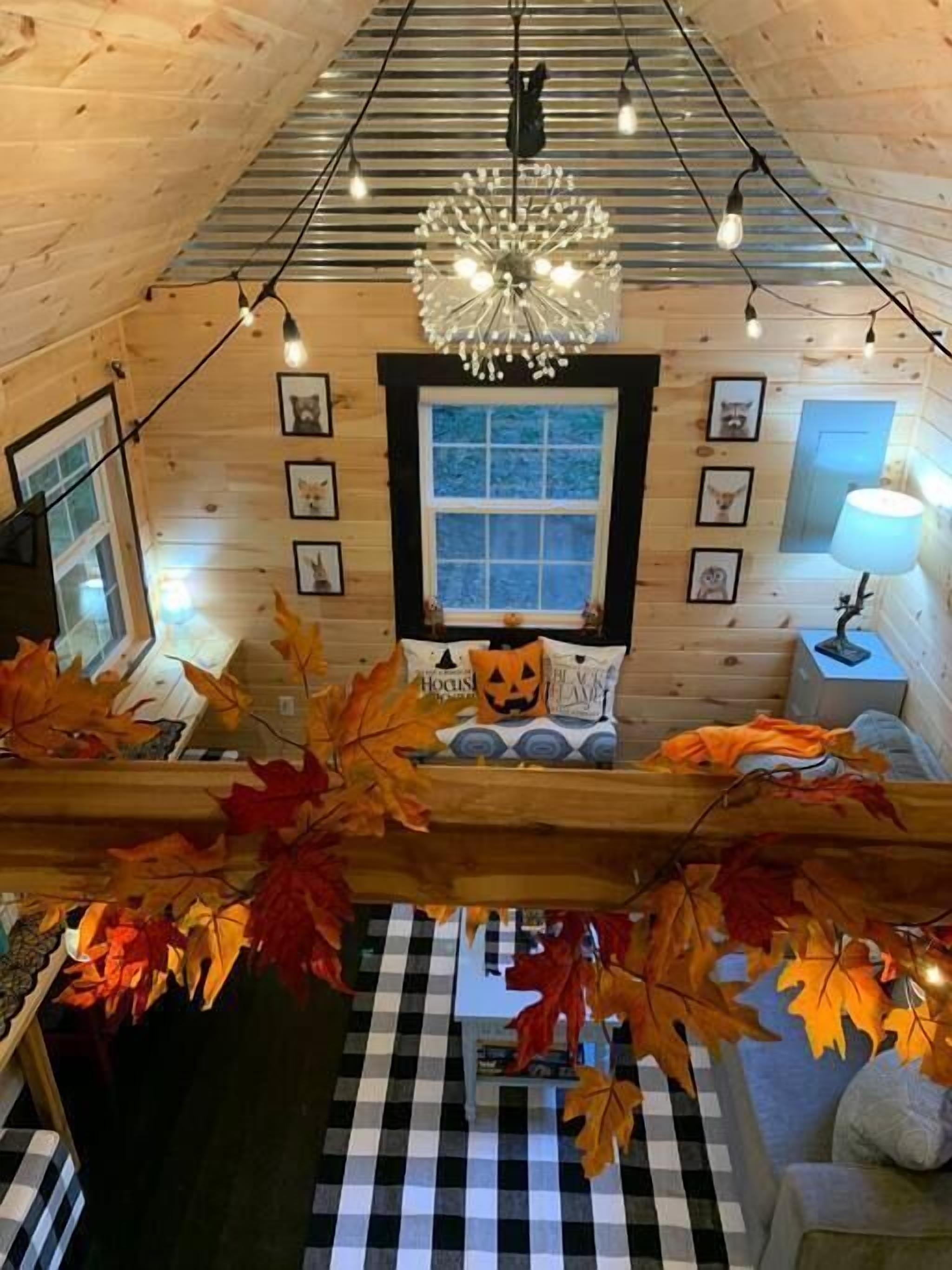 Een televisie en een open haard