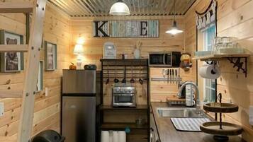 Refrigerador, cafetera y tetera y utensilios de cocina