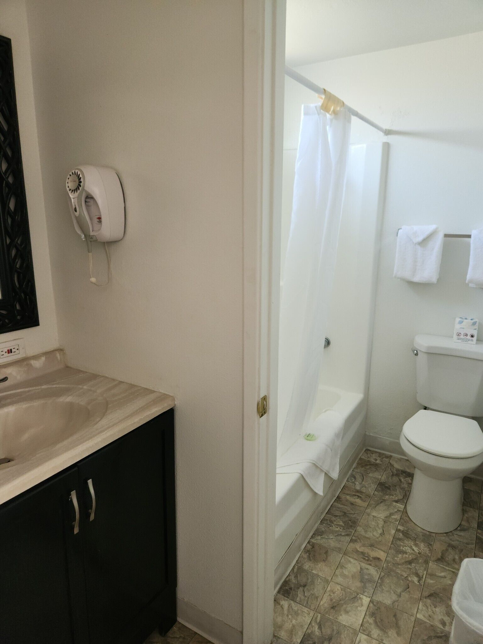 Un baño con lavamanos, inodoro y ducha.