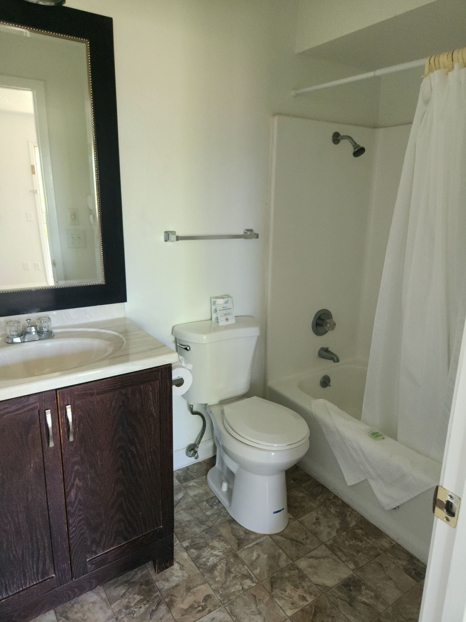 Un baño con lavabo, inodoro y ducha.