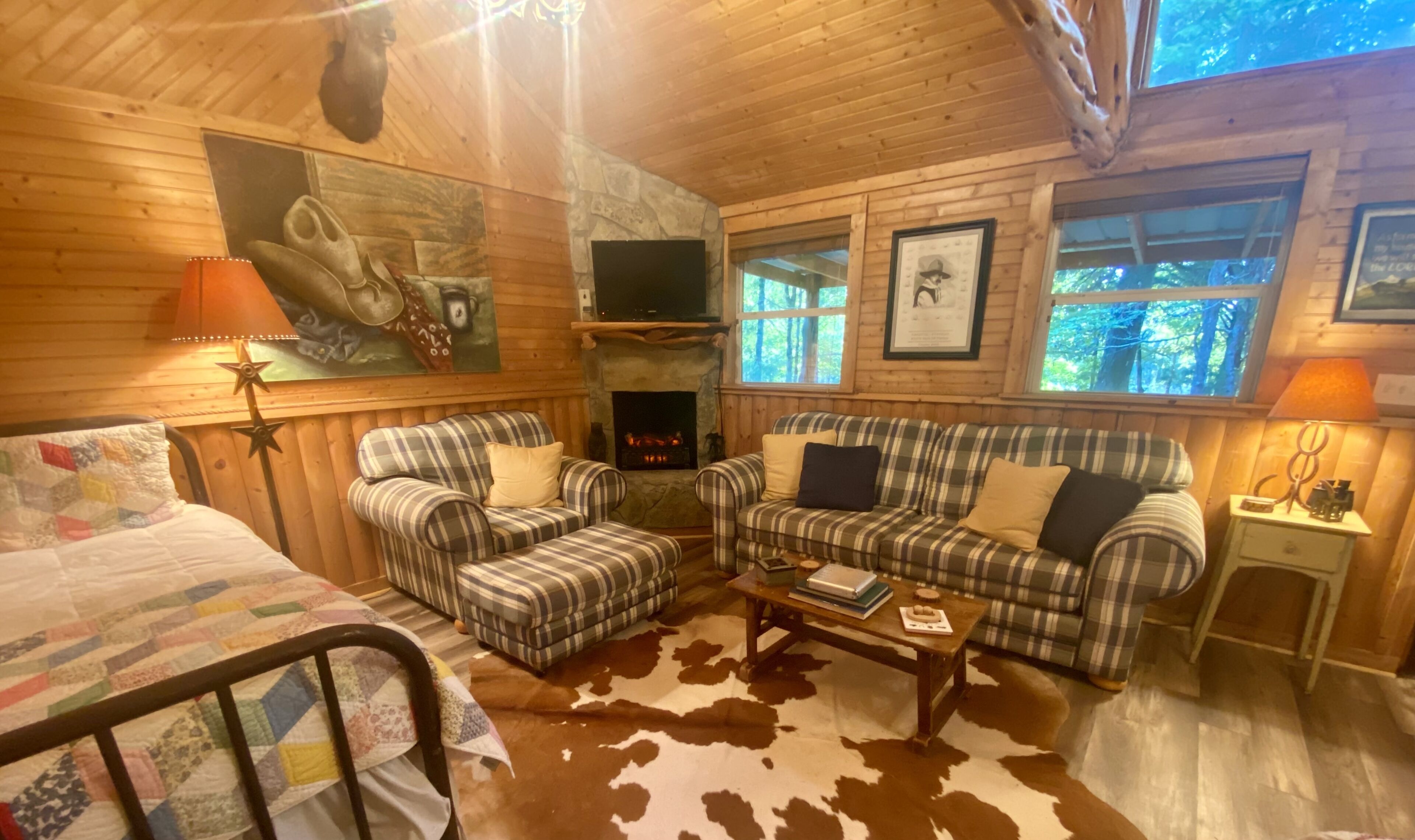 SHADY CEDAR LOG CABIN in the WOODS: East TX Spiritual Retrt w 42ac, Pool access