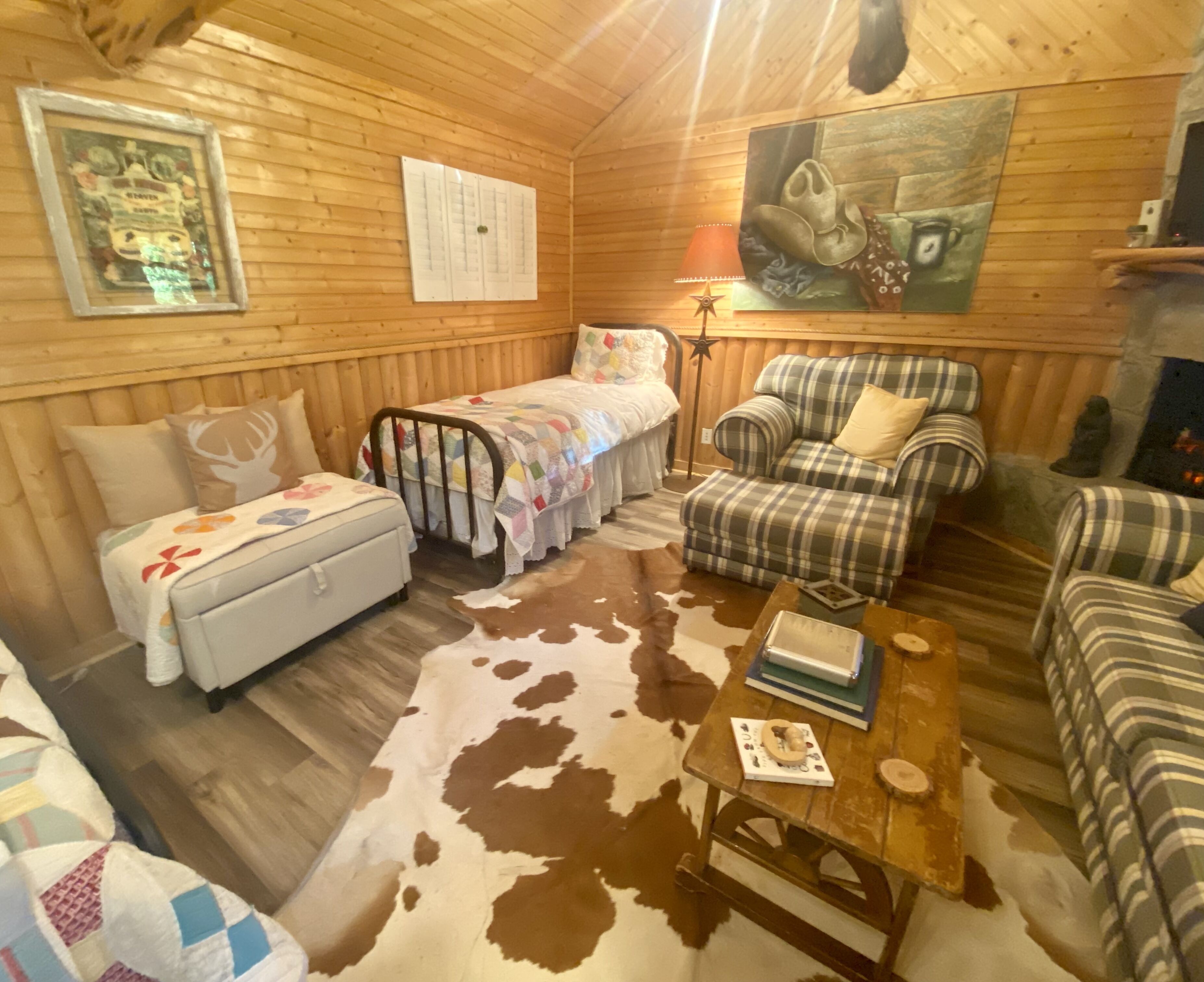 SHADY CEDAR LOG CABIN in the WOODS: East TX Spiritual Retrt w 42ac, Pool access