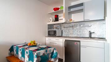 Fridge, microwave, oven, coffee/tea maker