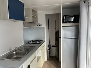 Réfrigérateur, micro-ondes, plaque de cuisson, cafetiÚre/bouilloire