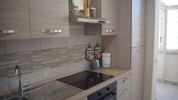 Kühlschrank, Ofen, Herdplatte, Wasserkocher mit Kaffee-/Teezubehör