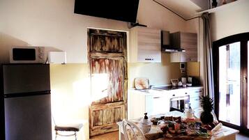 Kühlschrank, Mikrowelle, Ofen, Herdplatte