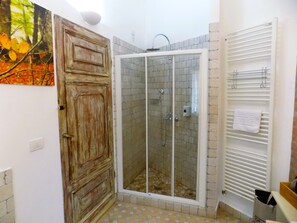 Douche, articles de toilette écologiques, sèche-cheveux, bidet