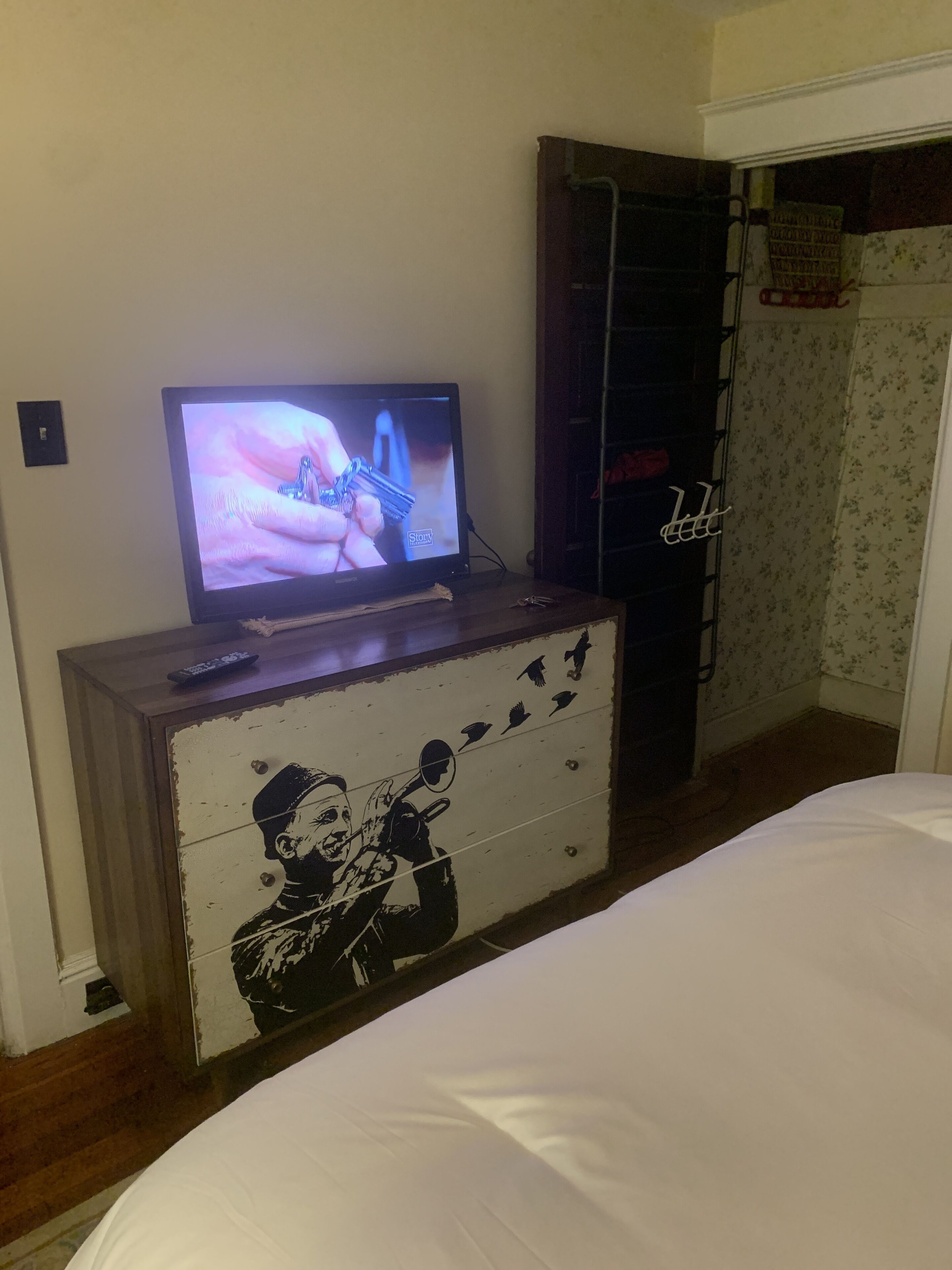 A cozy two bedroom home within walking distance to many popular areas in York.