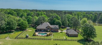 Hidden Haven on 9 acre, pond, barn and more, sleeps 20