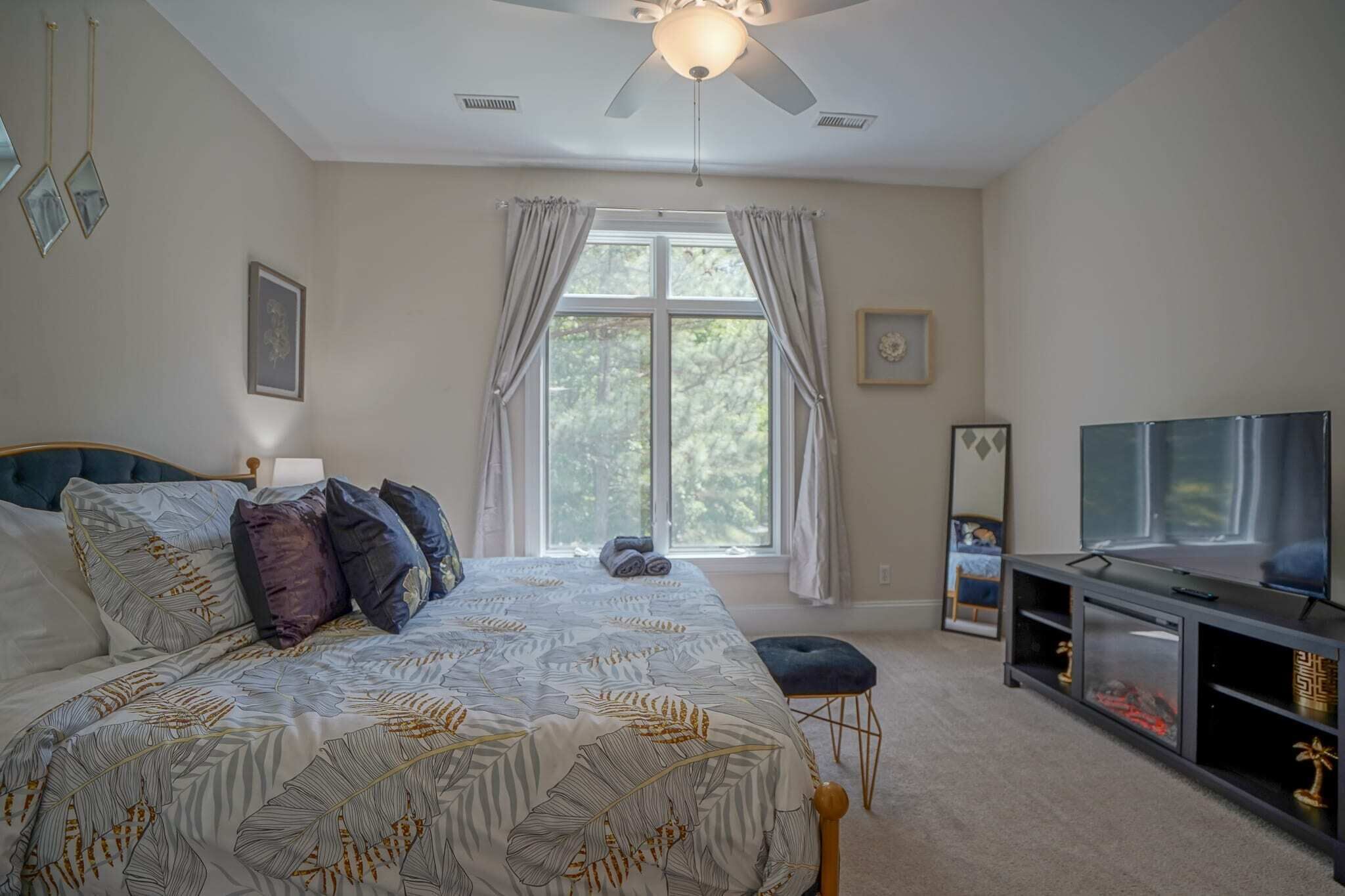 Hidden Haven on 9 acre, pond, barn and more, sleeps 20