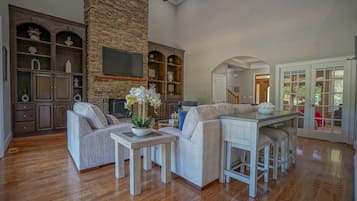 Televisión, chimenea, libros y estéreo