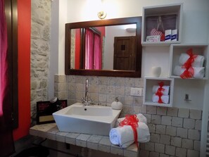 Shower, hair dryer, bidet, towels - Monolocale Red Deluxe (Emilia-Romagna)
