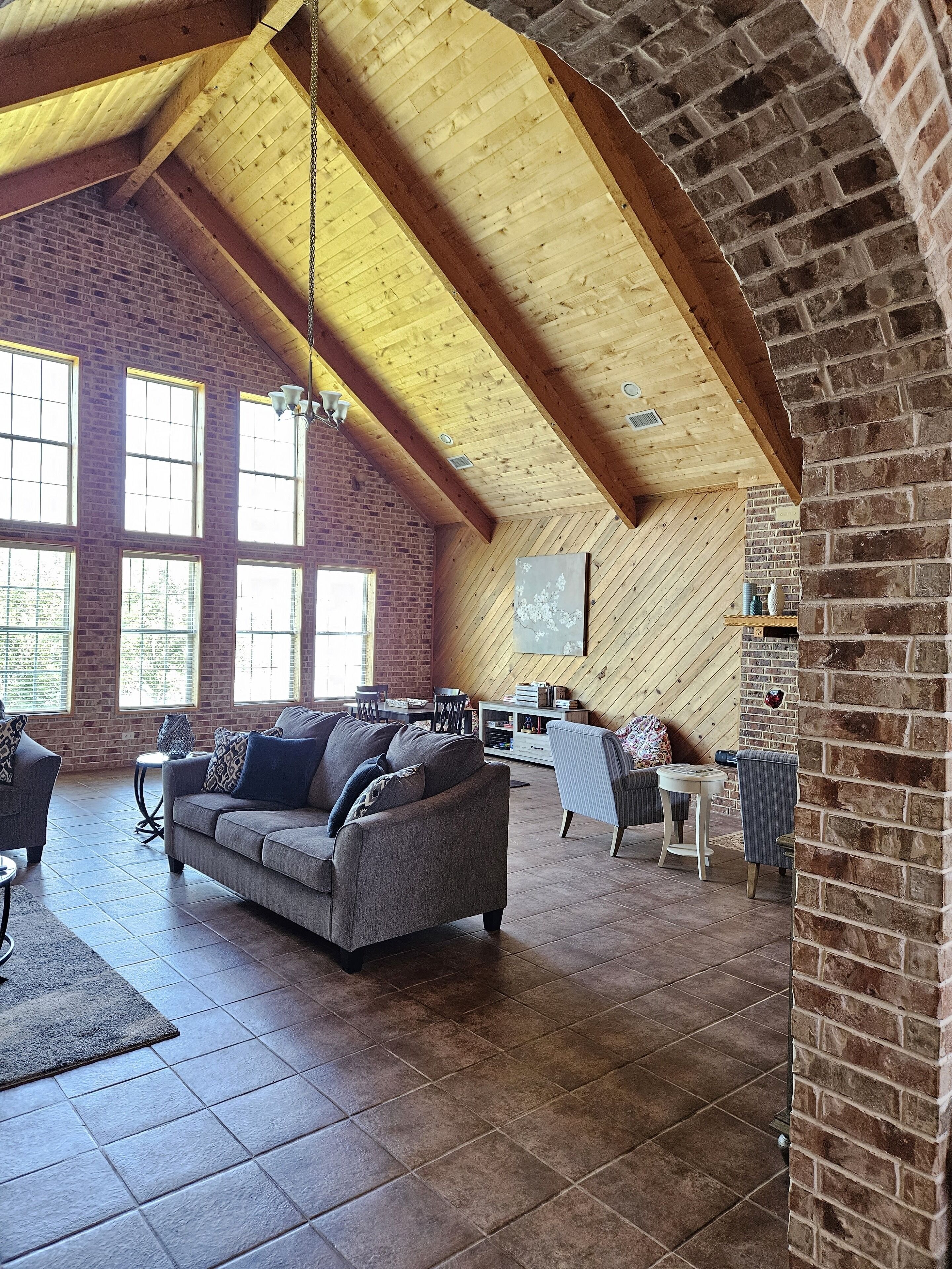 Smart TV, chimenea, futbolito y libros 