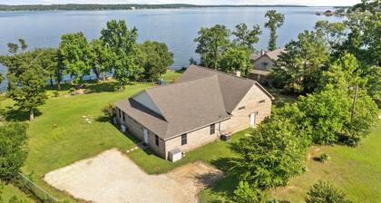 Lakefront Home!! Relax and Enjoy Wide Open Views of Lake Palestine!