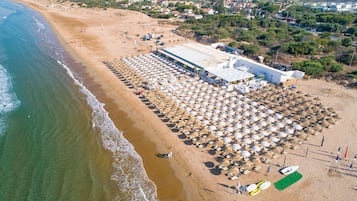 Chaises longues, serviettes de plage