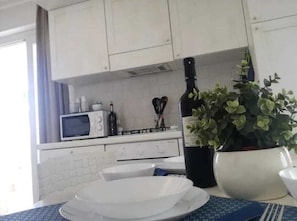 Frigorifero, microonde, forno, piano cottura