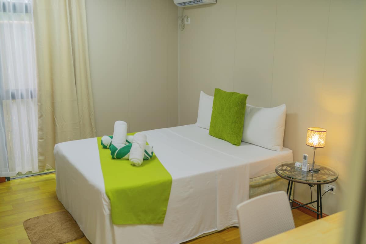 1 habitación, escritorio, wifi gratis y ropa de cama