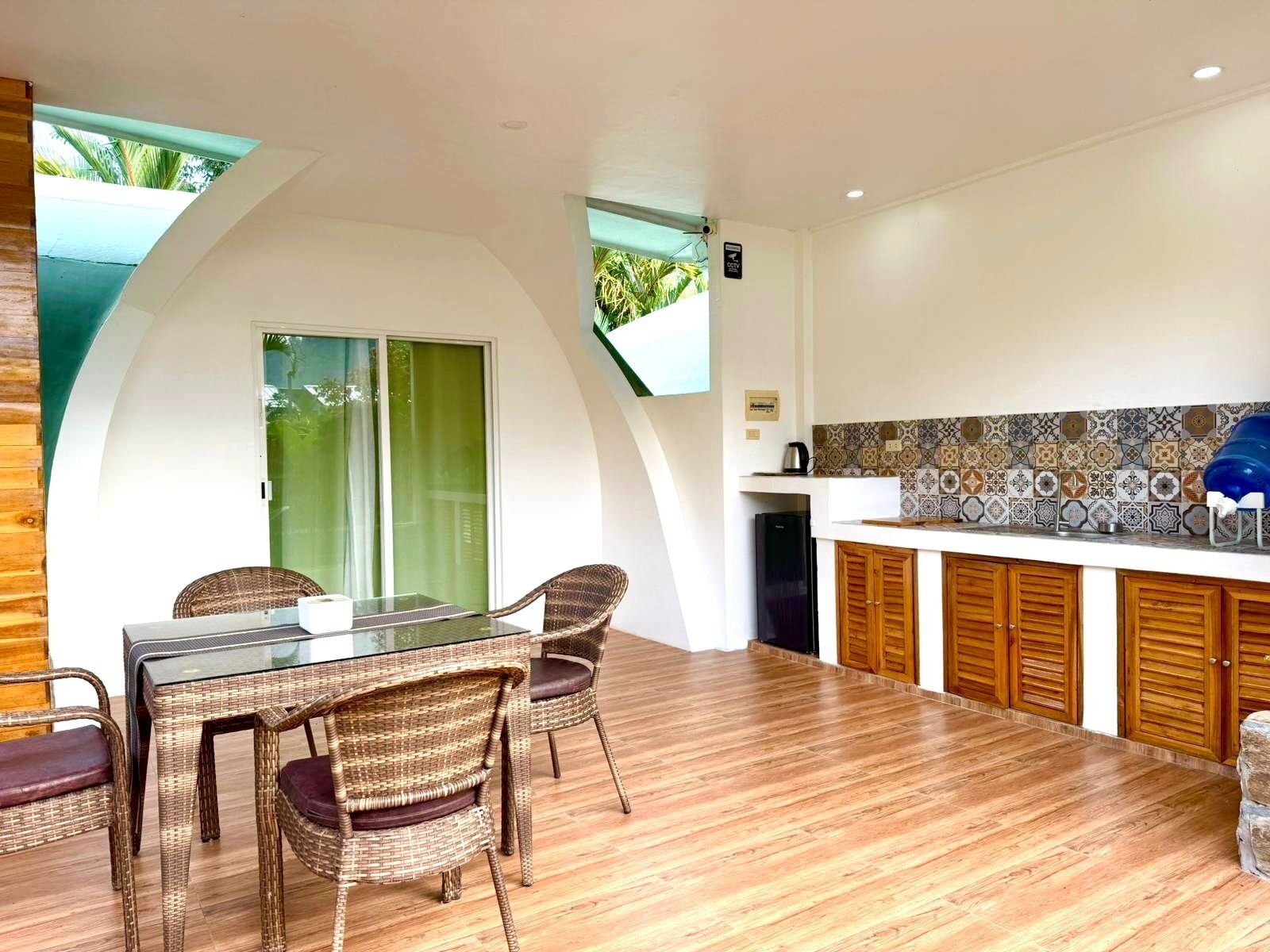 Desk, free WiFi, bed sheets