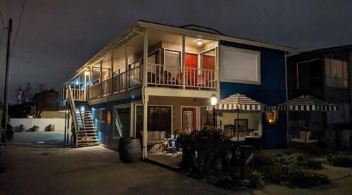 PEEK BAY/OCEAN VIEWS! WALK TO ALL!-500 sq.ft. King bed, full bath, Dog Friendly!