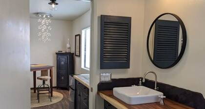 PEEK BAY/OCEAN VIEWS! WALK TO ALL!-500 sq.ft. King bed, full bath, Dog Friendly!