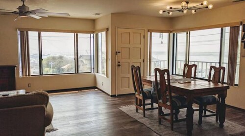 Captain's-SPECTACULAR bay/ocean views-980 sq ft - Dog Friendly!