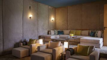 TV connectée, cheminée, baby-foot, chaßne hi-fi