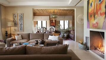 TV connectée, cheminée, baby-foot, chaßne hi-fi