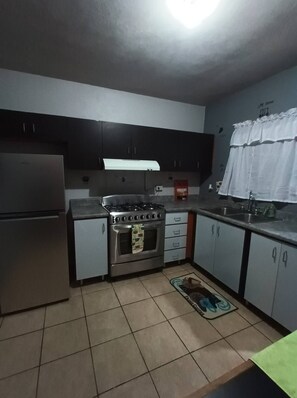 Microonde, forno, macchina per tè/caffè, pentole/stoviglie/utensili