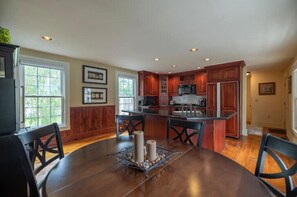 Dining - LVR - Cayuga Street Retreat (Lewiston)
