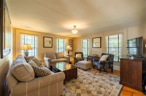 Living area - LVR - Cayuga Street Retreat (Lewiston)