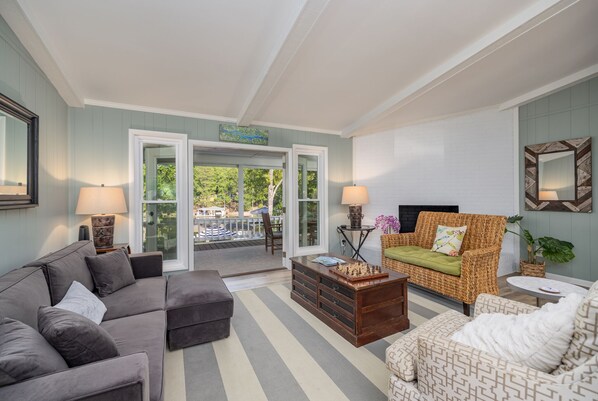 TV connectée, jeux vidéo, table de tennis de table, livres