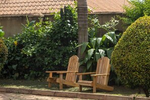 Terrace/patio - Kinzi Apartments Bar & Gardens (Jinja)