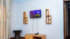 Family Apartment | Living area - Kinzi Apartments Bar & Gardens (Jinja)