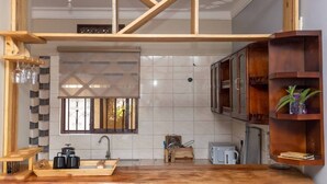 Private kitchen - Kinzi Apartments Bar & Gardens (Jinja)