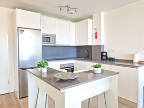 Réfrigérateur, four à micro-ondes, un four, surface de cuisson