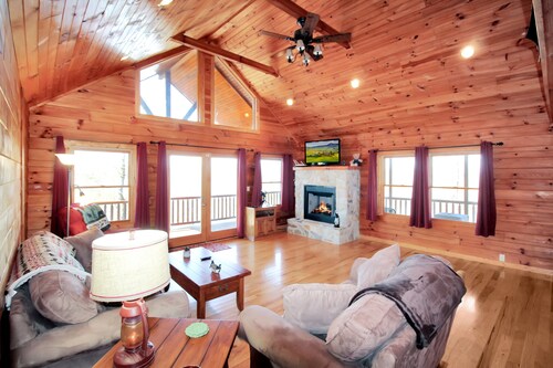 Mtn cabin with views! Short drive to Asheville, Chimney Rock, and Lake James!