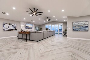 Living area - Stunnig Lake View, Heated Pool, Single Story! (Boulder City)