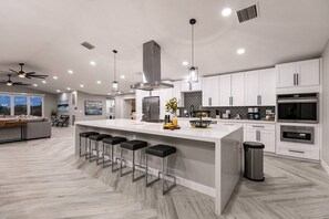 Private kitchen - Stunnig Lake View, Heated Pool, Single Story! (Boulder City)