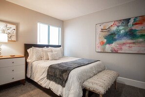 3 bedrooms, iron/ironing board, WiFi, bed sheets - Gated- LV Country Club Sleeps 8 (Las Vegas)