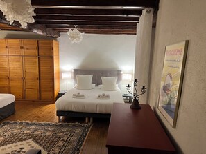 2 bedrooms, iron/ironing board, free WiFi, bed sheets