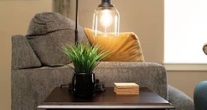 3 memory foam King beds/65" TV/300mbps/Culd de sac/Full Kitchen/BBQ/Jetted Tub/