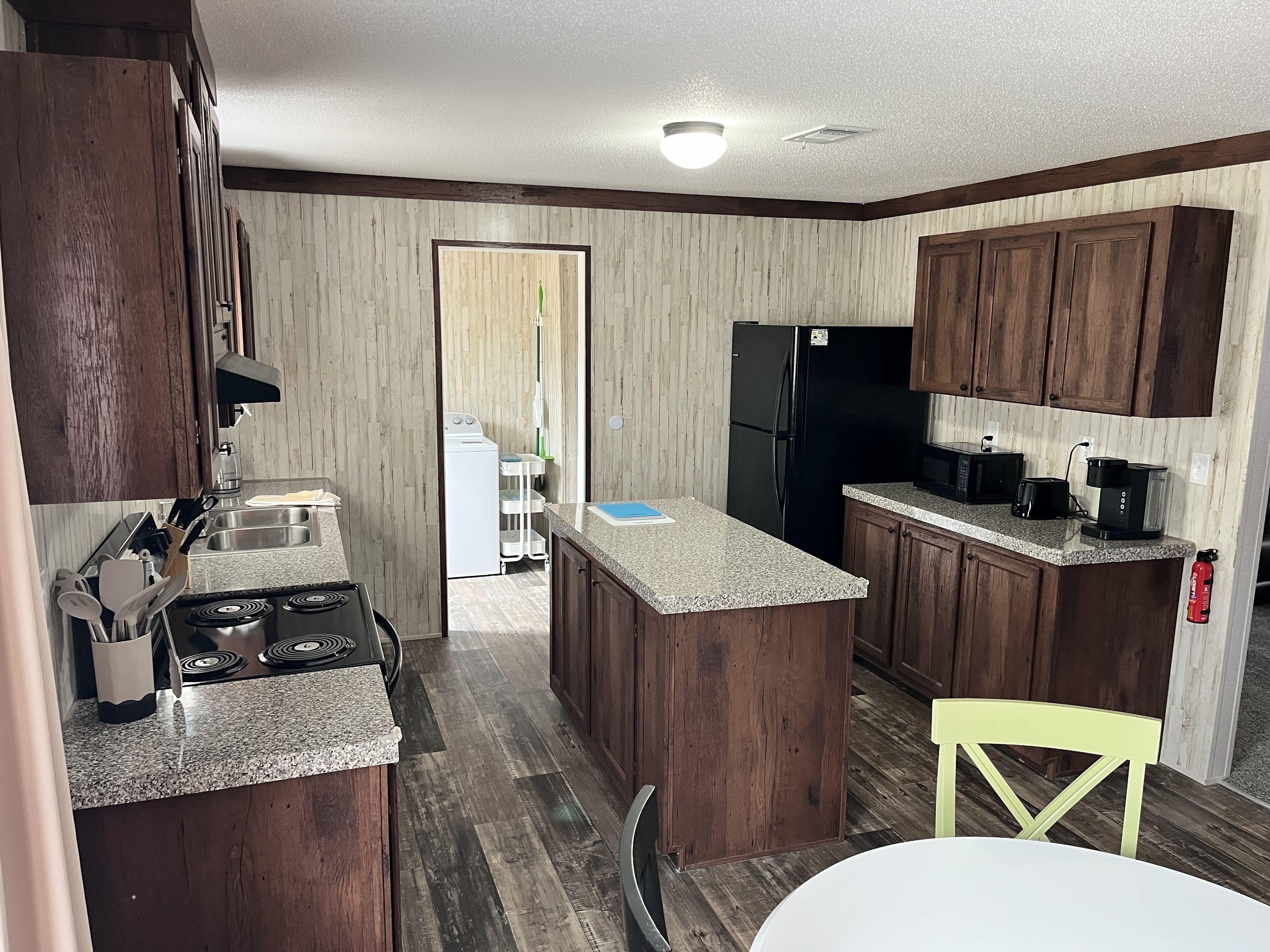 Kjøleskap, mikrobølgeovn, ovn og kokeplater