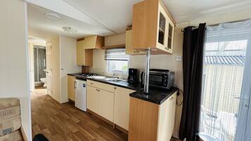 Een koelkast, een oven, een vaatwasser, een koffiezetapparaat/waterkoker