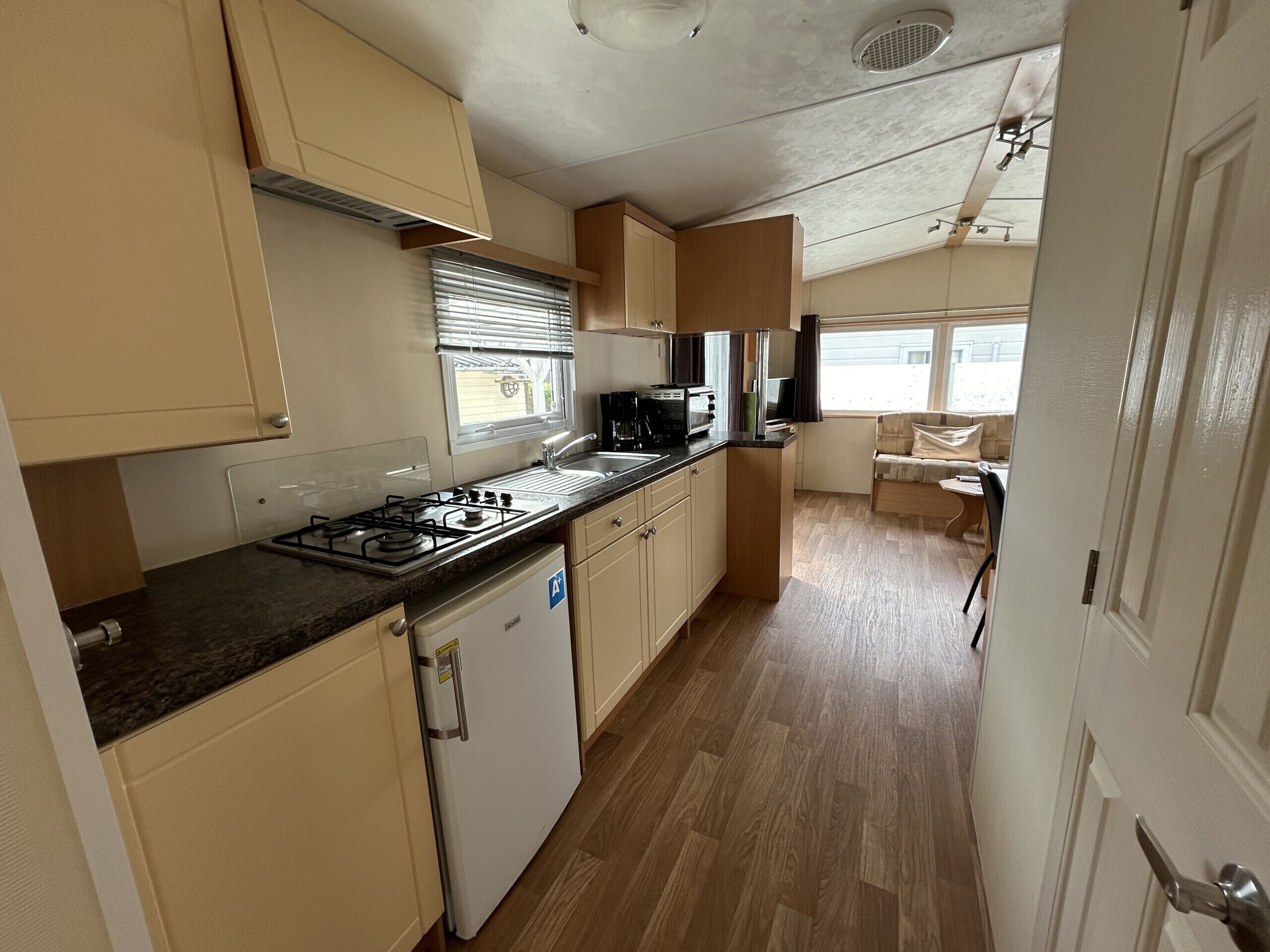 Fridge, oven, dishwasher, coffee/tea maker