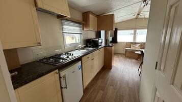 Fridge, oven, dishwasher, coffee/tea maker